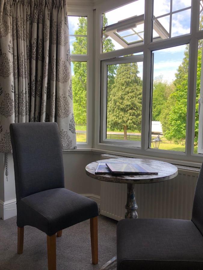 The Maple Manor Hotel Crawley  Extérieur photo