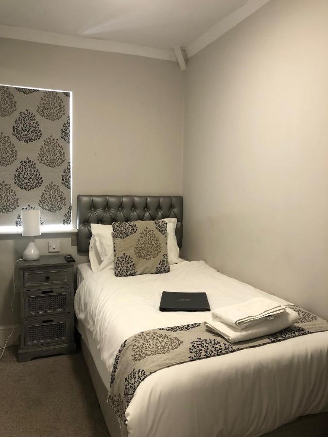 The Maple Manor Hotel Crawley  Extérieur photo