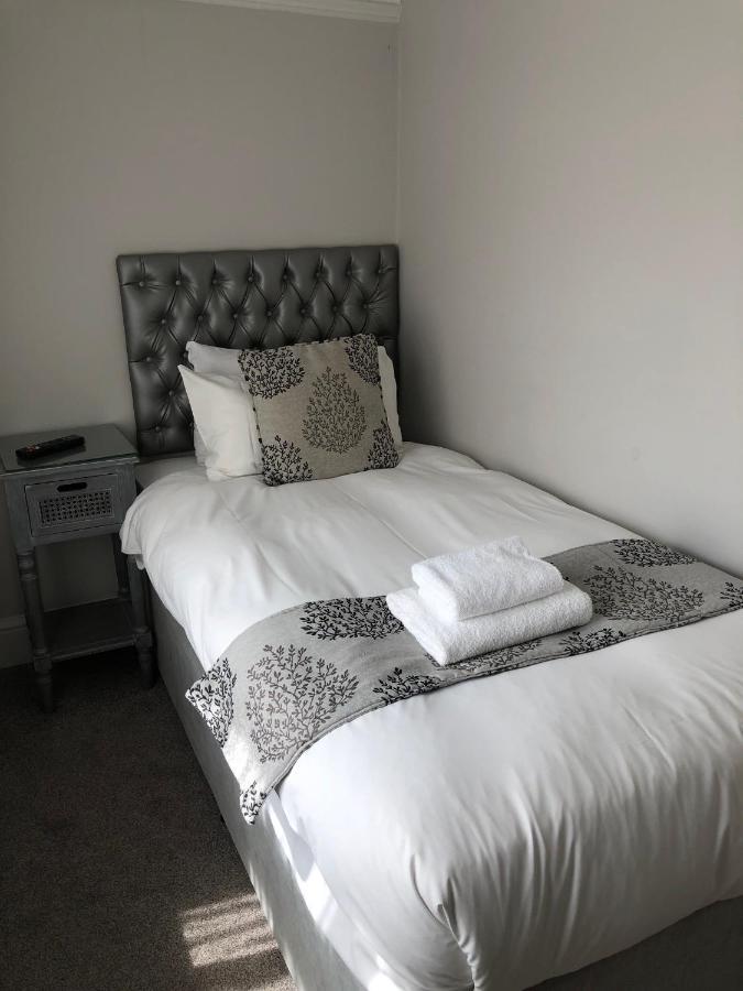 The Maple Manor Hotel Crawley  Extérieur photo